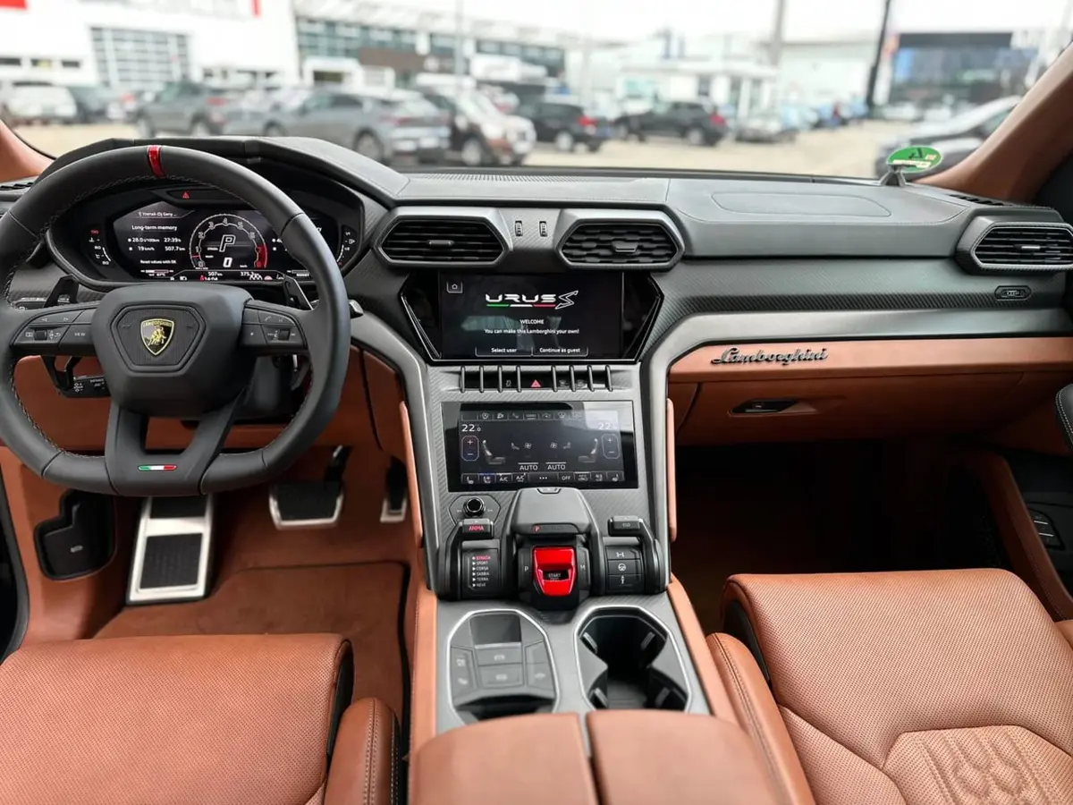 Lamborghini Urus S 2023, vue arrière — Geneva Luxury Car Rental, Genève. Lamborghini Urus S à Genève Le Lamborghini Urus S 2023 est disponible à la location à…