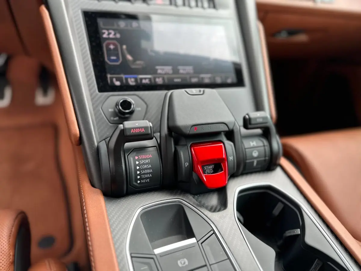 Lamborghini Urus S 2023, intérieur — Geneva Luxury Car Rental, Genève. Lamborghini Urus S à Genève Le Lamborghini Urus S 2023 est disponible à la location à…