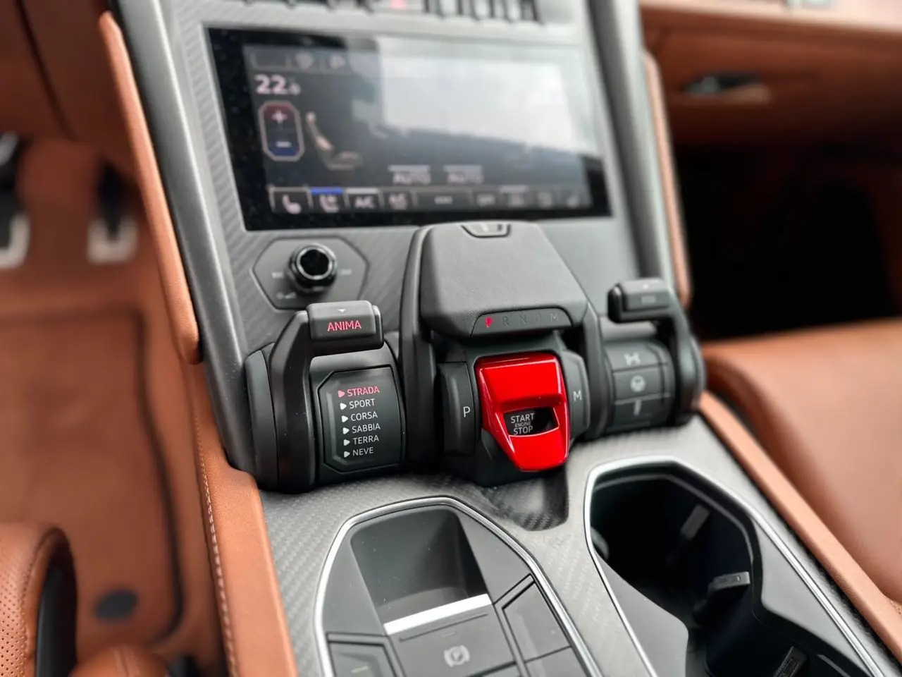 Lamborghini Urus S 2023, intérieur — Geneva Luxury Car Rental, Genève. Lamborghini Urus S à Genève Le Lamborghini Urus S 2023 est disponible à la location à…