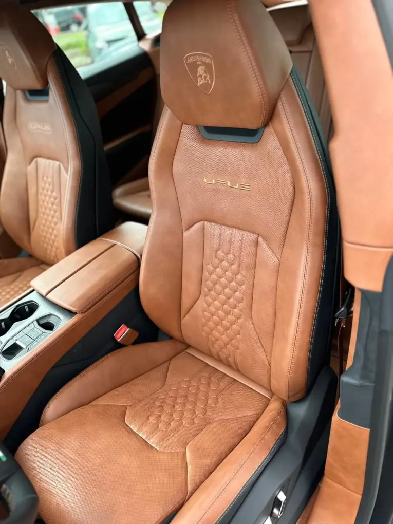 Lamborghini Urus S 2023, tableau de bord — Geneva Luxury Car Rental, Genève. Lamborghini Urus S à Genève Le Lamborghini Urus S 2023 est disponible à la location à…