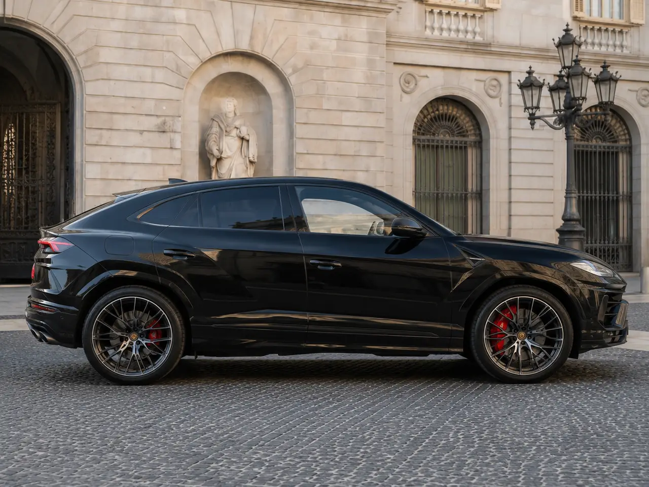 Lamborghini Urus S 2023, vue avant — Geneva Luxury Car Rental, Genève. Lamborghini Urus S à Genève Le Lamborghini Urus S 2023 est disponible à la location à…