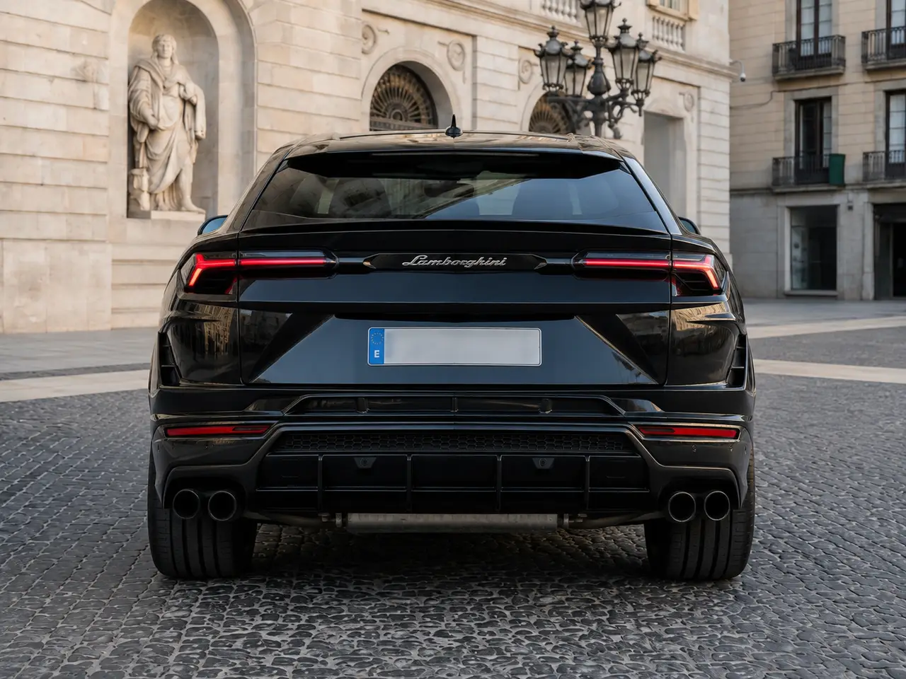 Lamborghini Urus S 2023, vue arrière — Geneva Luxury Car Rental, Genève. Lamborghini Urus S à Genève Le Lamborghini Urus S 2023 est disponible à la location à…