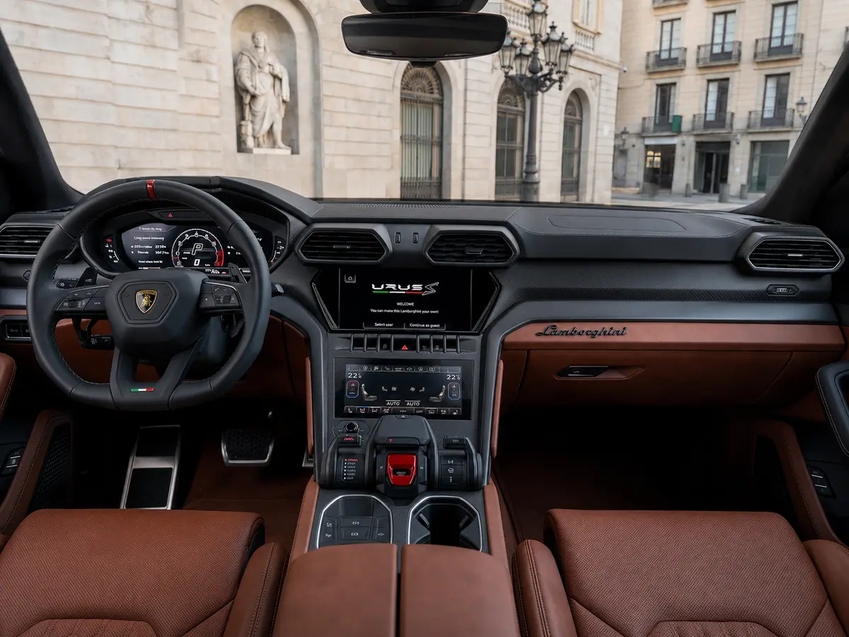 Lamborghini Urus S 2023, intérieur — Geneva Luxury Car Rental, Genève. Lamborghini Urus S à Genève Le Lamborghini Urus S 2023 est disponible à la location à…