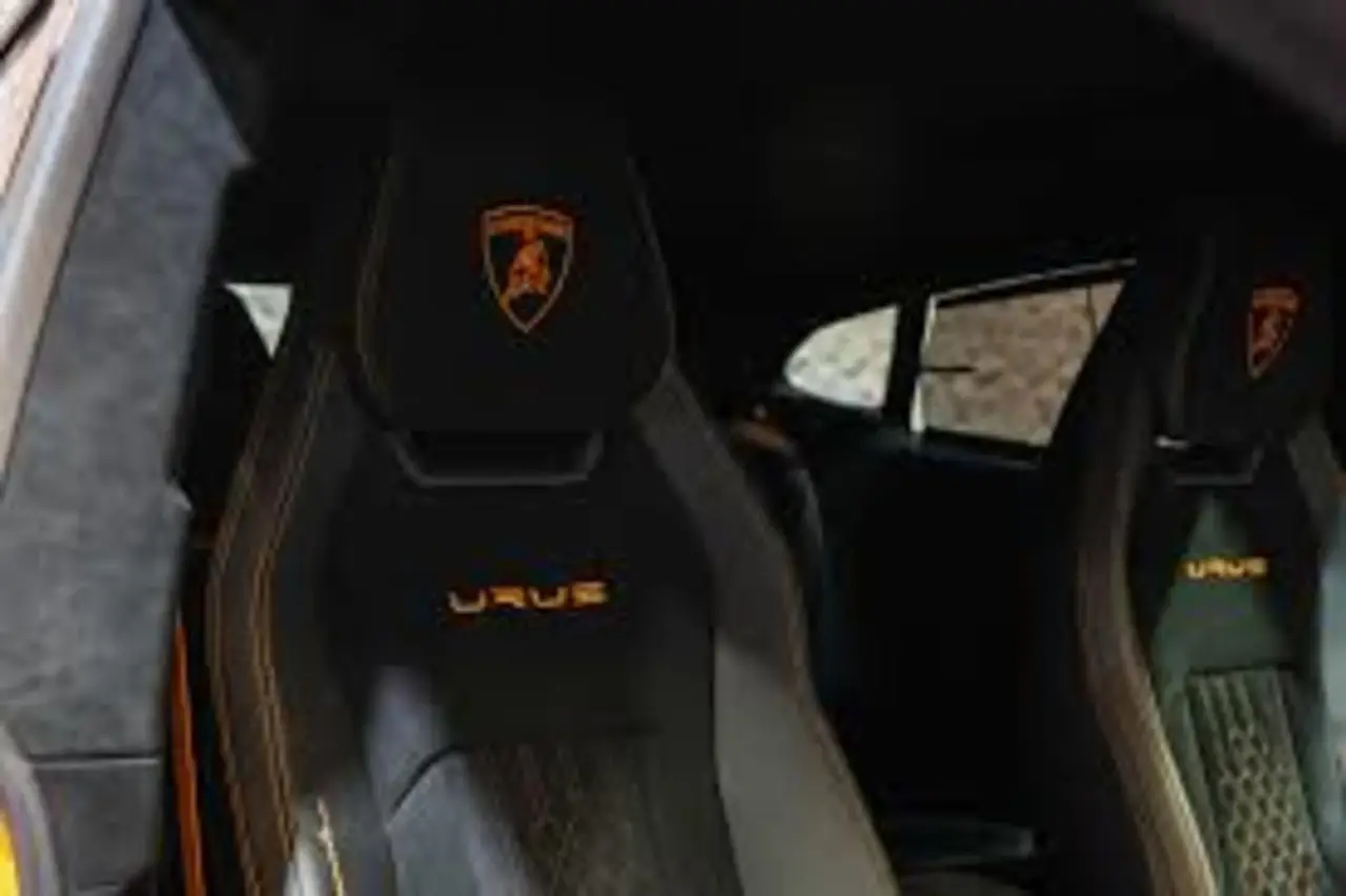 Lamborghini Urus S 2024, vue arrière — Geneva Luxury Car Rental, Genève. Lamborghini Urus S à Genève Le Lamborghini Urus S 2024 se loue à Genève sous une…