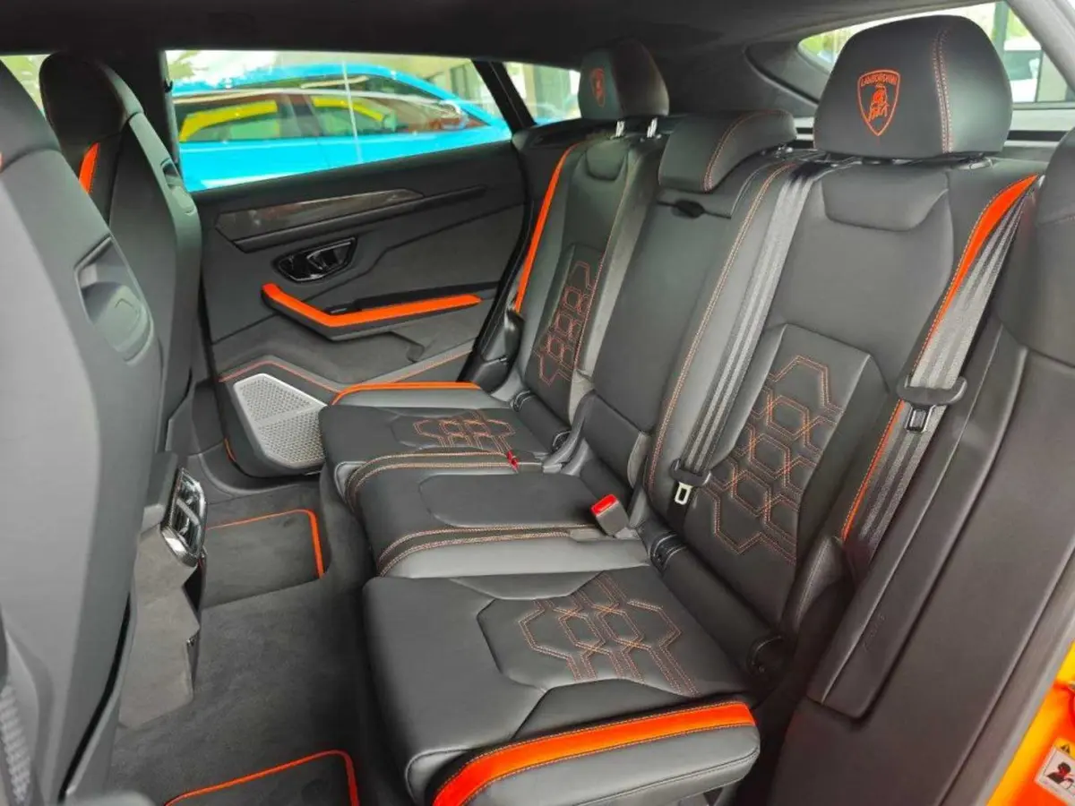 Lamborghini Urus S 2024, intérieur — Geneva Luxury Car Rental, Genève. Lamborghini Urus S à Genève Le Lamborghini Urus S 2024 se loue à Genève sous une…