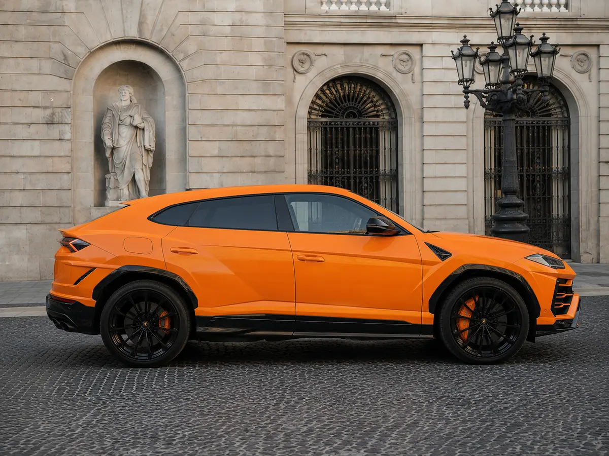Lamborghini Urus S 2024, vue avant — Geneva Luxury Car Rental, Genève. Lamborghini Urus S à Genève Le Lamborghini Urus S 2024 se loue à Genève sous une…