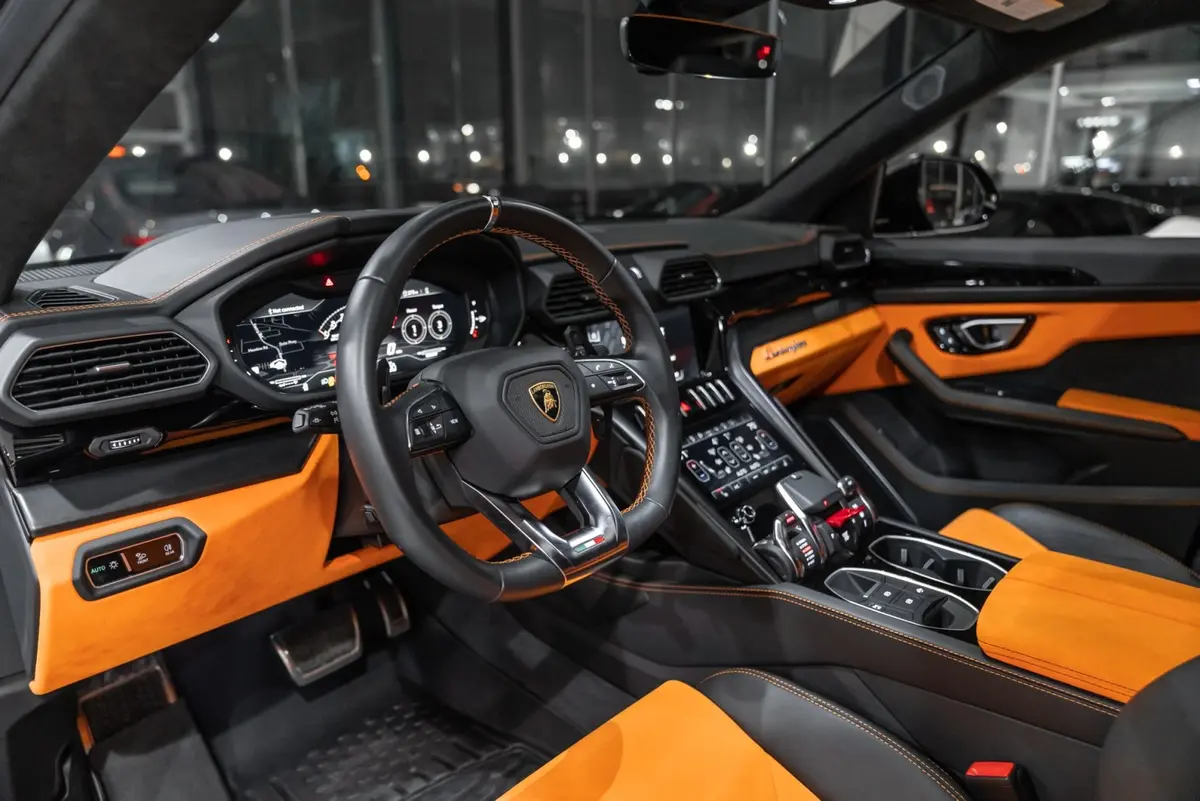 Lamborghini Urus S 2024, tableau de bord — Geneva Luxury Car Rental, Genève. Lamborghini Urus S à Genève La Lamborghini Urus S 2024 est disponible à la location à…