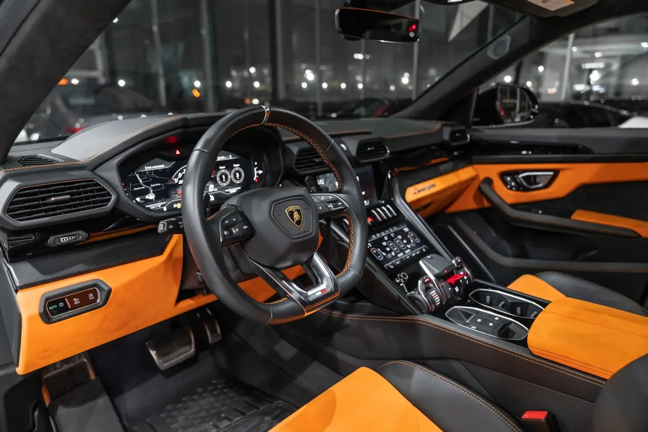 Lamborghini Urus S 2024, tableau de bord — Geneva Luxury Car Rental, Genève. Lamborghini Urus S à Genève La Lamborghini Urus S 2024 est disponible à la location à…