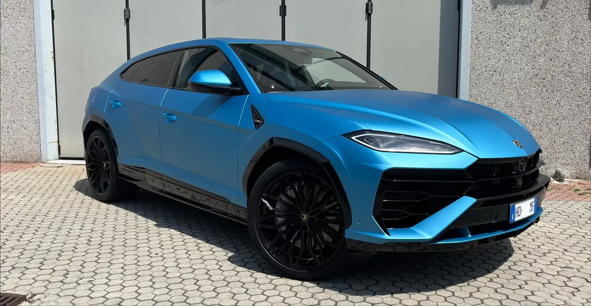 Lamborghini Urus SE 2025 — Geneva Luxury Car Rental, Genève. Lamborghini Urus SE à Genève Le Lamborghini Urus SE 2025 est proposé à la location à…