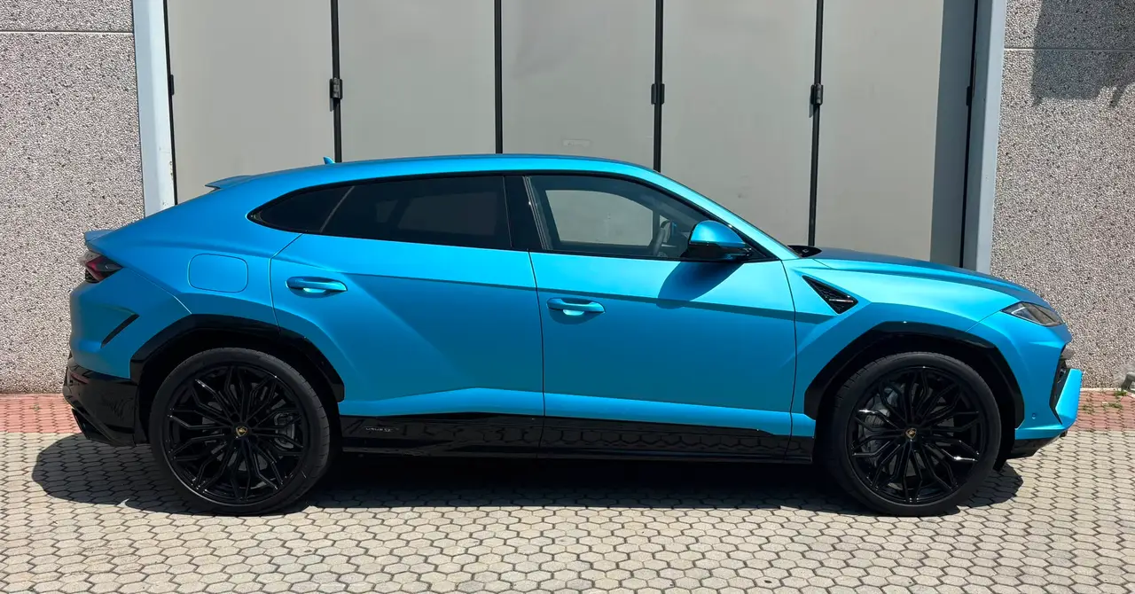 Lamborghini Urus SE 2025, extérieur — Geneva Luxury Car Rental, Genève. Lamborghini Urus SE à Genève Le Lamborghini Urus SE 2025 est proposé à la location à…