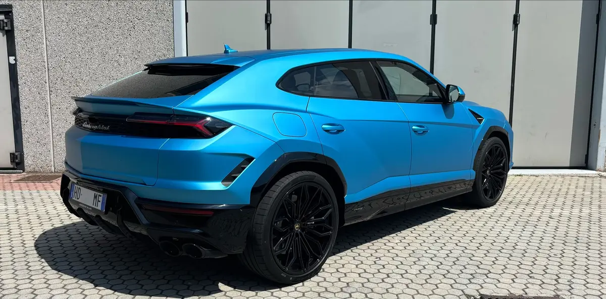 Lamborghini Urus SE 2025, vue avant — Geneva Luxury Car Rental, Genève. Lamborghini Urus SE à Genève Le Lamborghini Urus SE 2025 est proposé à la location à…