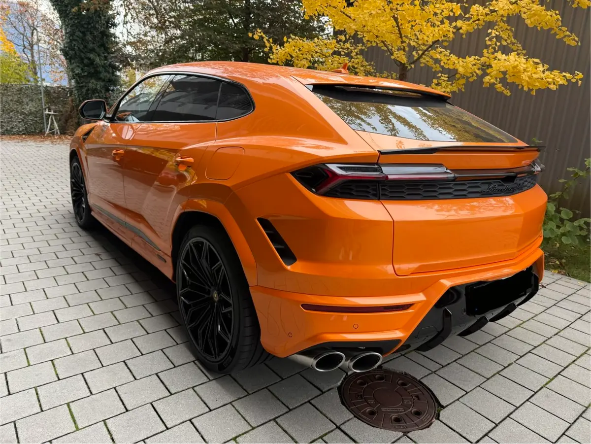 Lamborghini URUS SE 2025, extérieur — Geneva Luxury Car Rental, Genève. Lamborghini URUS SE à Genève La Lamborghini URUS SE 2025 est proposée à la location à…