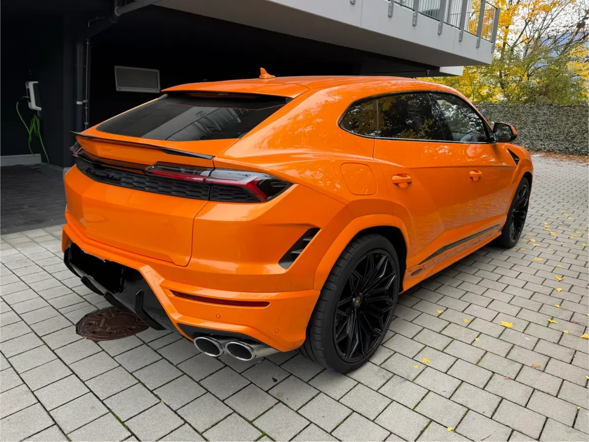 Lamborghini URUS SE 2025, vue avant — Geneva Luxury Car Rental, Genève. Lamborghini URUS SE à Genève La Lamborghini URUS SE 2025 est proposée à la location à…