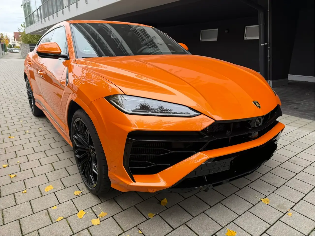 Lamborghini URUS SE 2025, vue arrière — Geneva Luxury Car Rental, Genève. Lamborghini URUS SE à Genève La Lamborghini URUS SE 2025 est proposée à la location à…