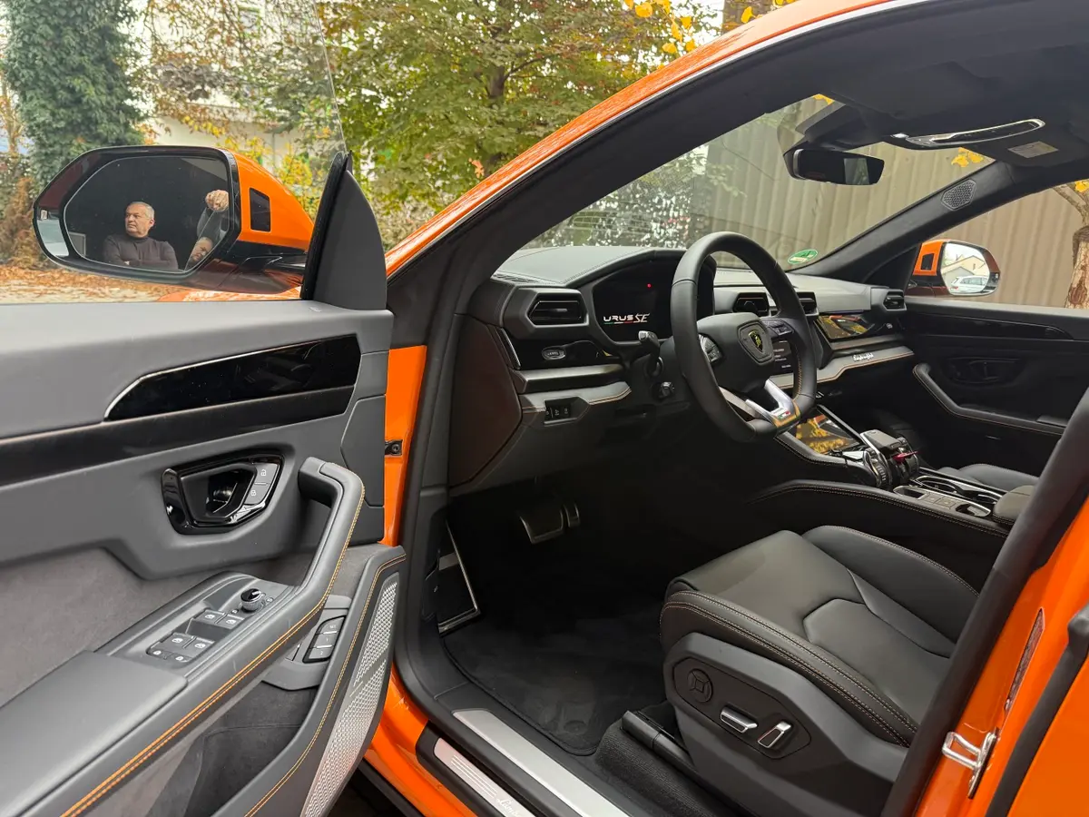 Lamborghini URUS SE 2025, intérieur — Geneva Luxury Car Rental, Genève. Lamborghini URUS SE à Genève La Lamborghini URUS SE 2025 est proposée à la location à…