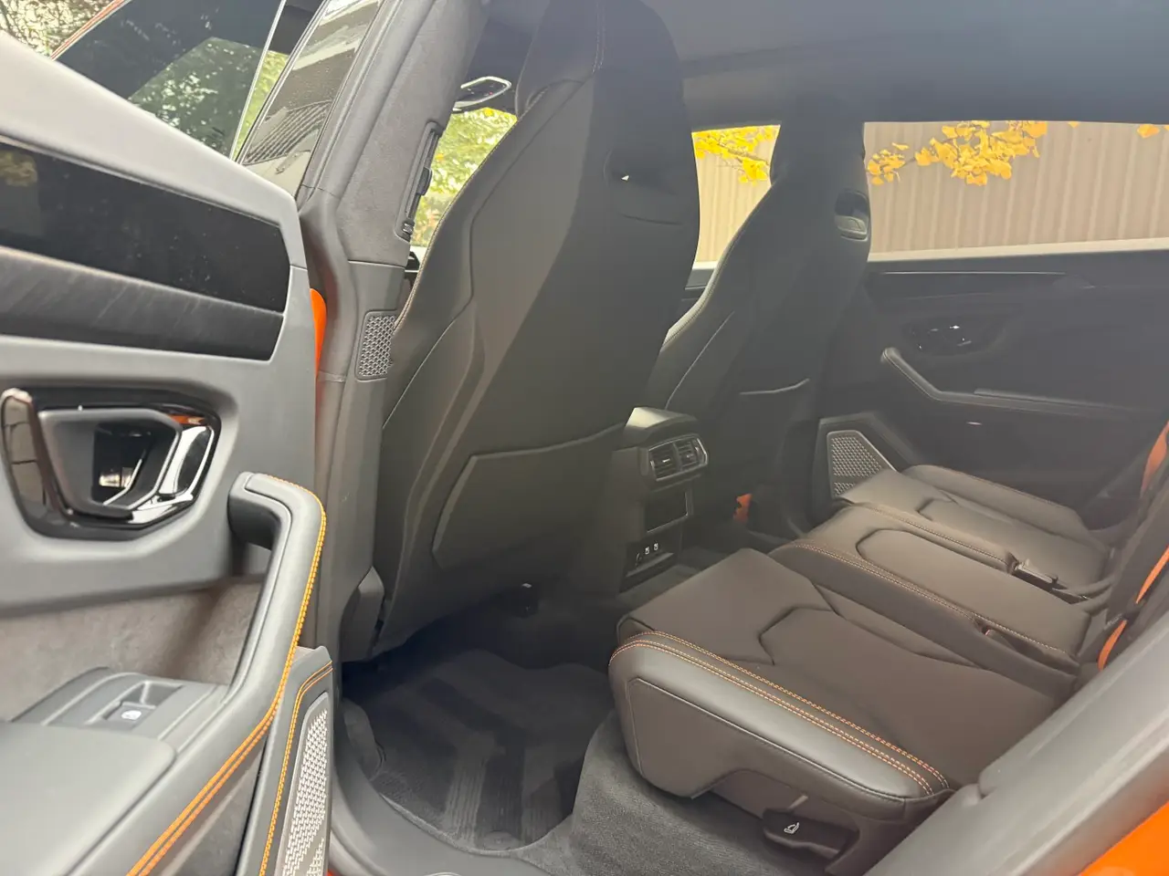 Lamborghini URUS SE 2025, tableau de bord — Geneva Luxury Car Rental, Genève. Lamborghini URUS SE à Genève La Lamborghini URUS SE 2025 est proposée à la location à…
