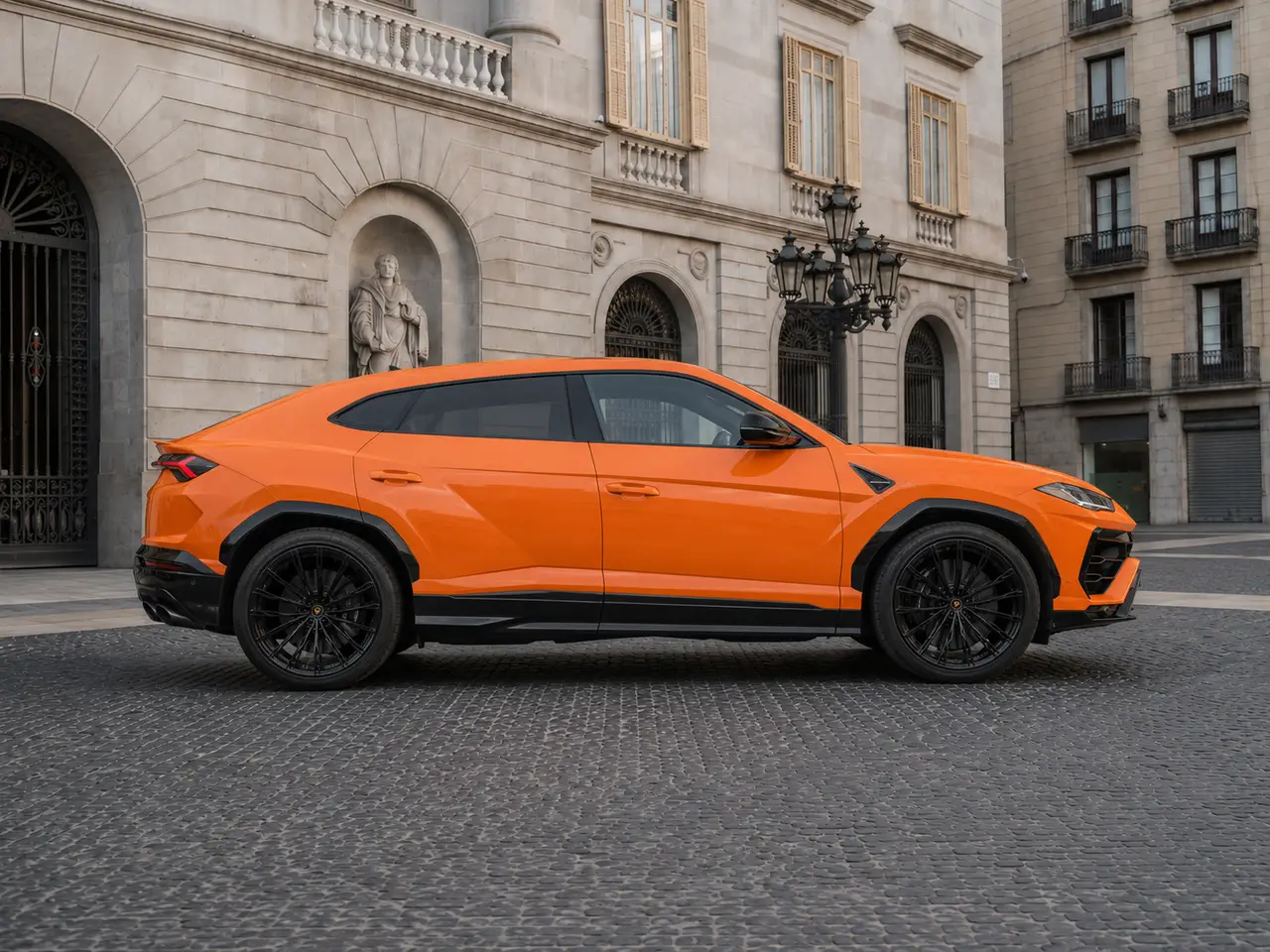 Lamborghini URUS SE 2025, vue avant — Geneva Luxury Car Rental, Genève. Lamborghini URUS SE à Genève La Lamborghini URUS SE 2025 est proposée à la location à…