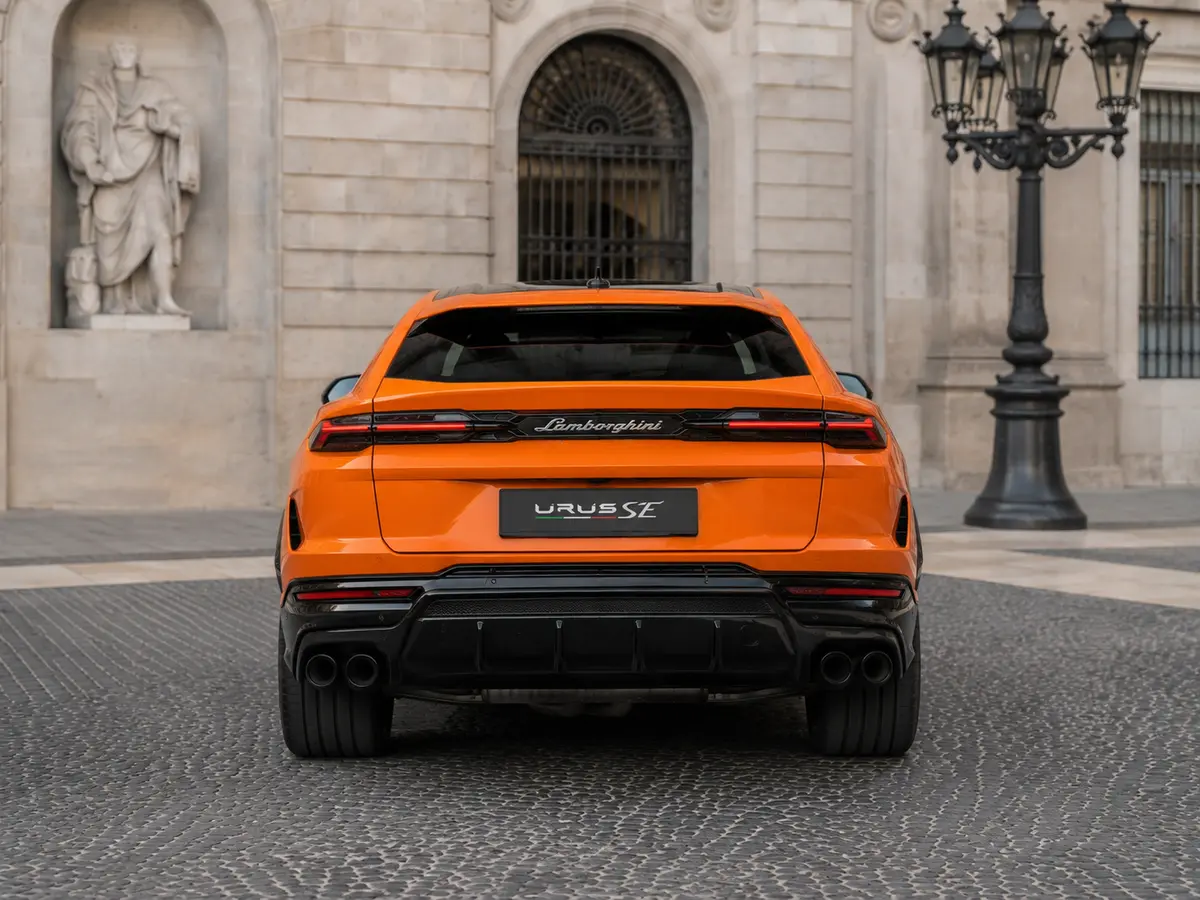 Lamborghini URUS SE 2025, vue arrière — Geneva Luxury Car Rental, Genève. Lamborghini URUS SE à Genève La Lamborghini URUS SE 2025 est proposée à la location à…