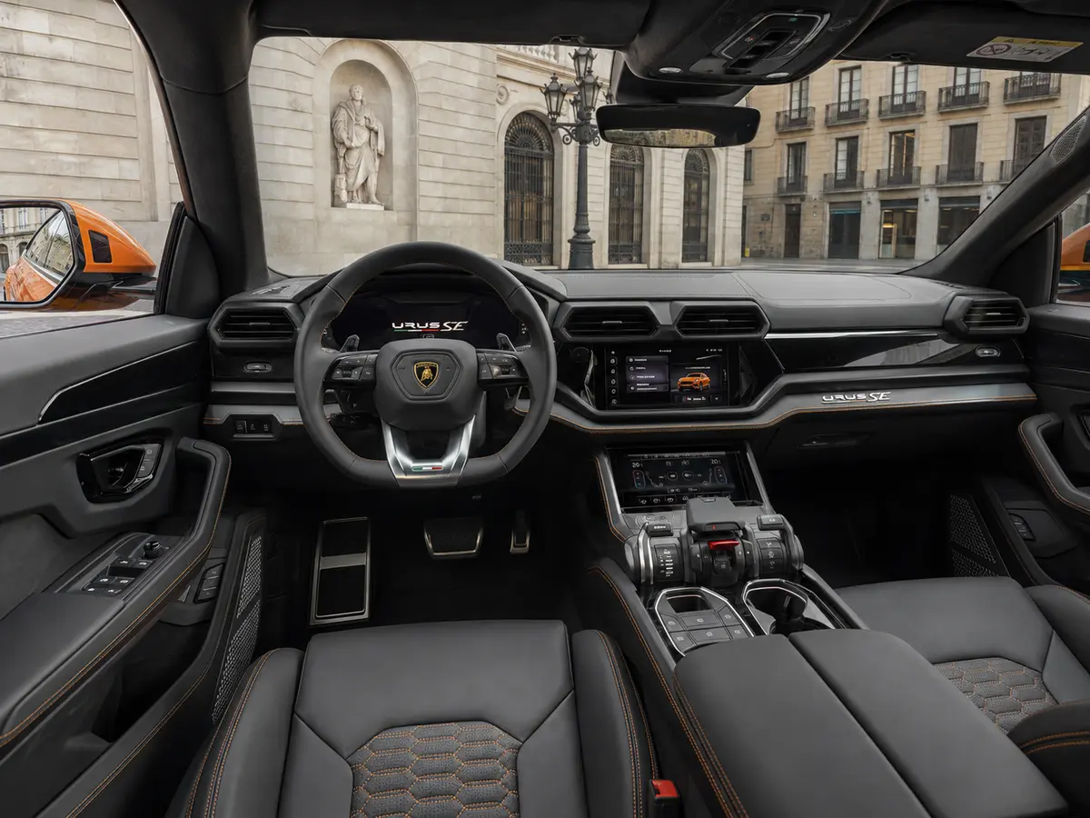 Lamborghini URUS SE 2025, intérieur — Geneva Luxury Car Rental, Genève. Lamborghini URUS SE à Genève La Lamborghini URUS SE 2025 est proposée à la location à…