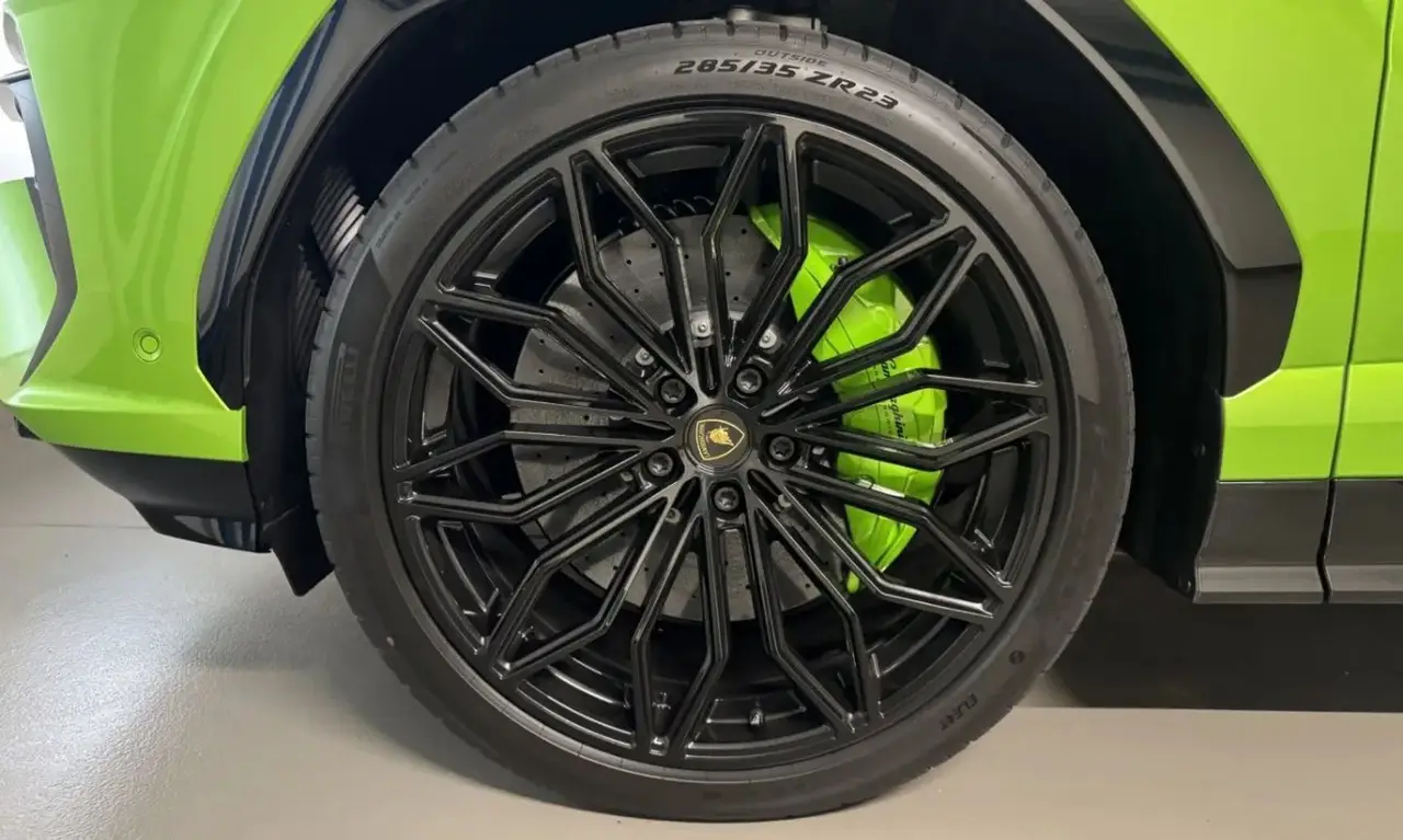 Lamborghini Urus SE 2026, extérieur — Geneva Luxury Car Rental, Genève. Lamborghini Urus SE à Genève Le Lamborghini Urus SE 2026 est proposé à la location à…