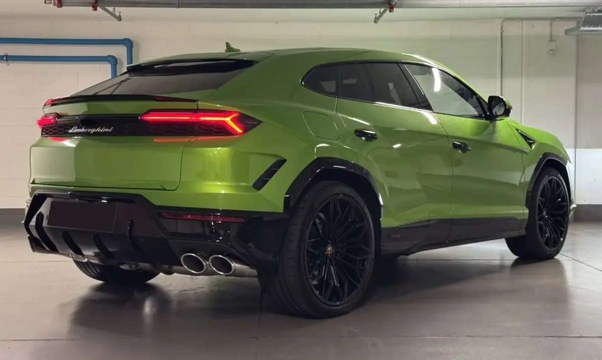Lamborghini Urus SE 2026, vue avant — Geneva Luxury Car Rental, Genève. Lamborghini Urus SE à Genève Le Lamborghini Urus SE 2026 est proposé à la location à…