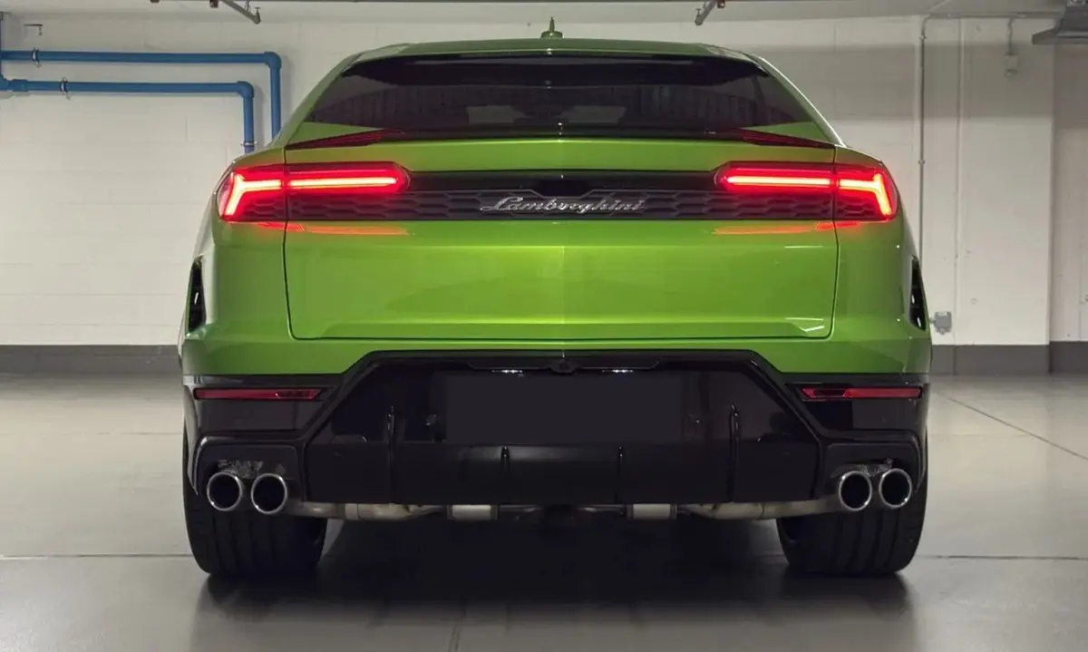 Lamborghini Urus SE 2026, vue arrière — Geneva Luxury Car Rental, Genève. Lamborghini Urus SE à Genève Le Lamborghini Urus SE 2026 est proposé à la location à…