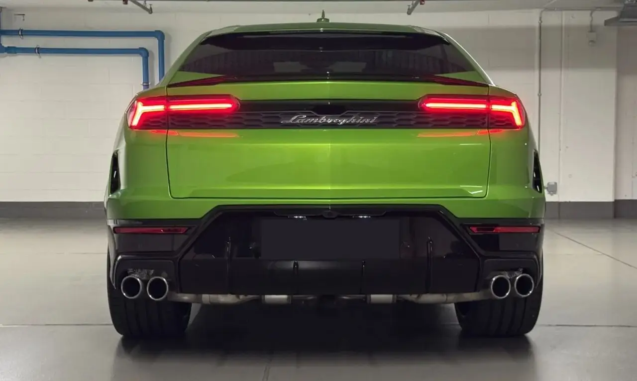 Lamborghini Urus SE 2026, vue arrière — Geneva Luxury Car Rental, Genève. Lamborghini Urus SE à Genève Le Lamborghini Urus SE 2026 est proposé à la location à…