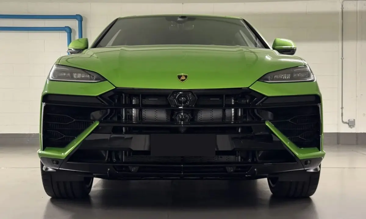 Lamborghini Urus SE 2026, intérieur — Geneva Luxury Car Rental, Genève. Lamborghini Urus SE à Genève Le Lamborghini Urus SE 2026 est proposé à la location à…