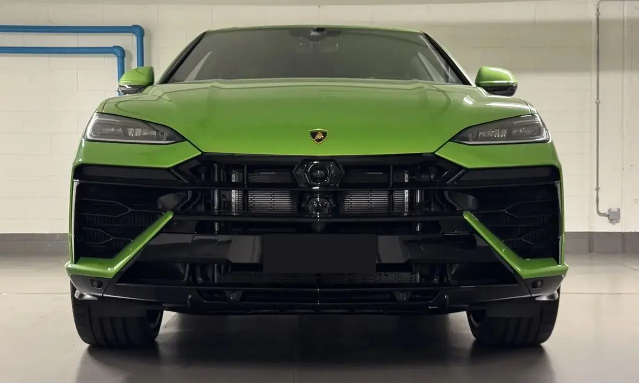 Lamborghini Urus SE 2026, intérieur — Geneva Luxury Car Rental, Genève. Lamborghini Urus SE à Genève Le Lamborghini Urus SE 2026 est proposé à la location à…