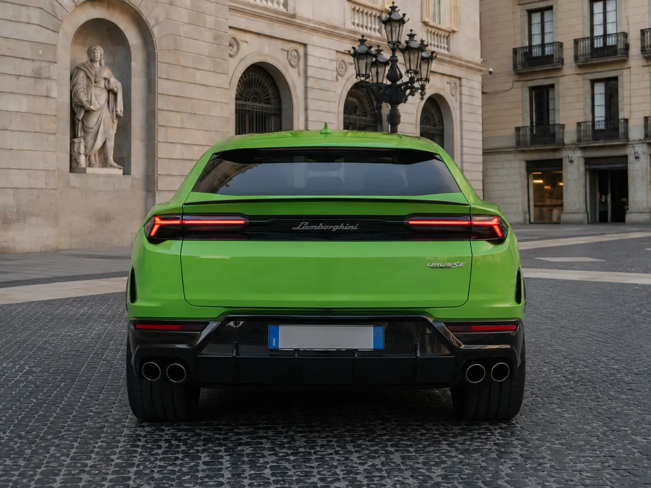 Lamborghini Urus SE 2026, vue arrière — Geneva Luxury Car Rental, Genève. Lamborghini Urus SE à Genève Le Lamborghini Urus SE 2026 est proposé à la location à…