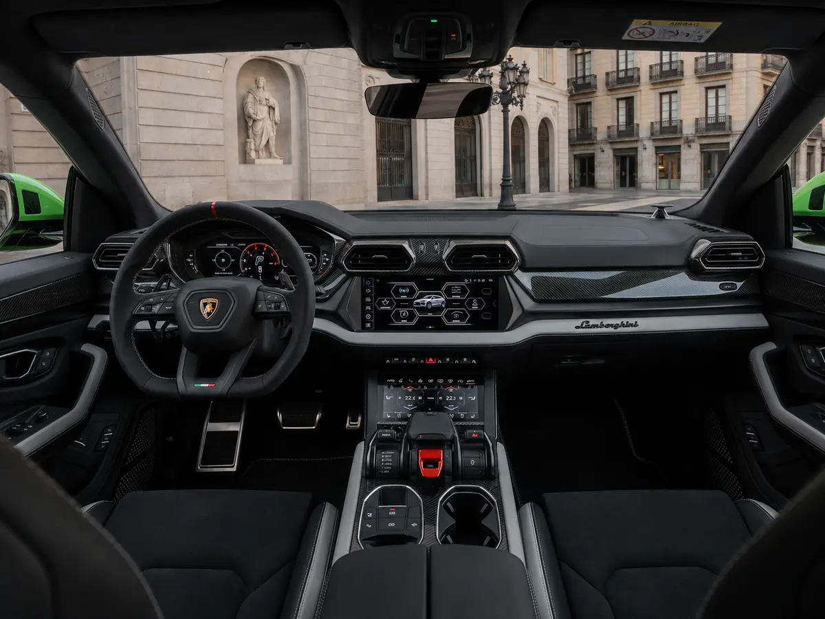 Lamborghini Urus SE 2026, intérieur — Geneva Luxury Car Rental, Genève. Lamborghini Urus SE à Genève Le Lamborghini Urus SE 2026 est proposé à la location à…