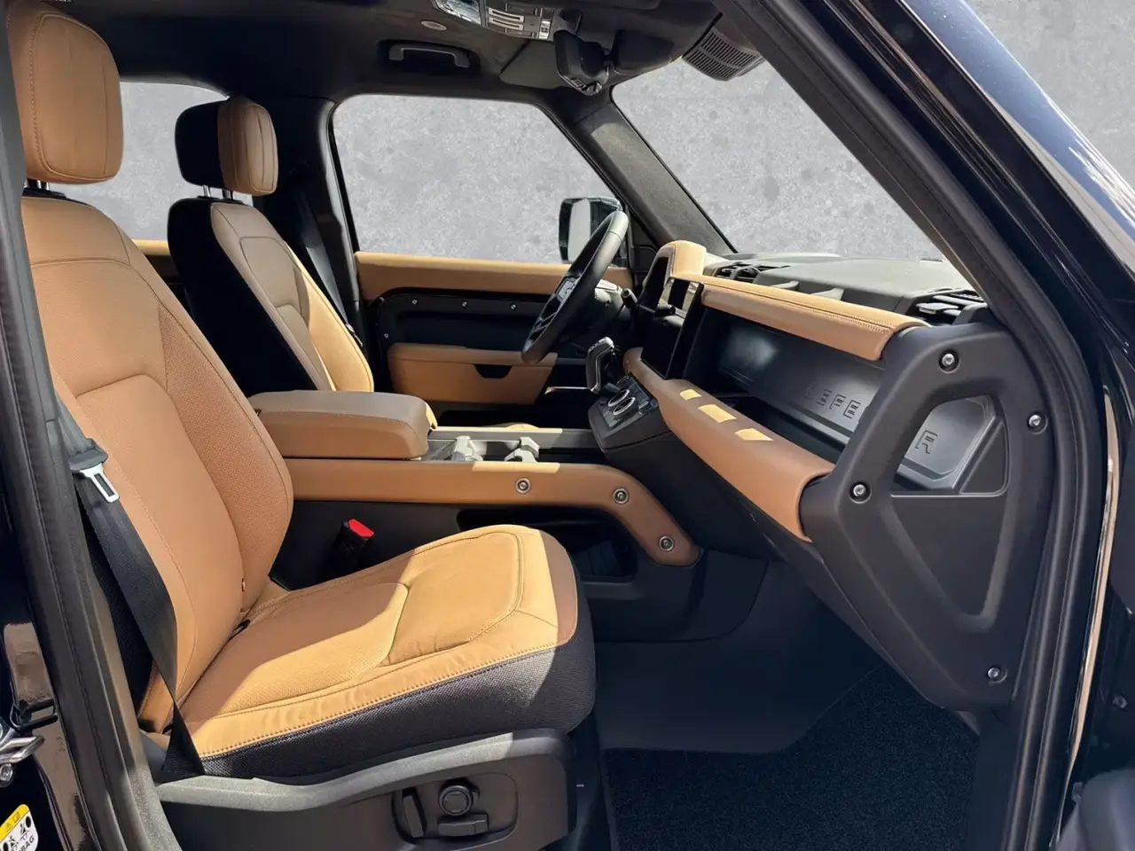 Land Rover Defender 2024, vue avant — Geneva Luxury Car Rental, Genève. Land Rover Defender à Genève Le Land Rover Defender 2024 fait partie des SUV proposés à…