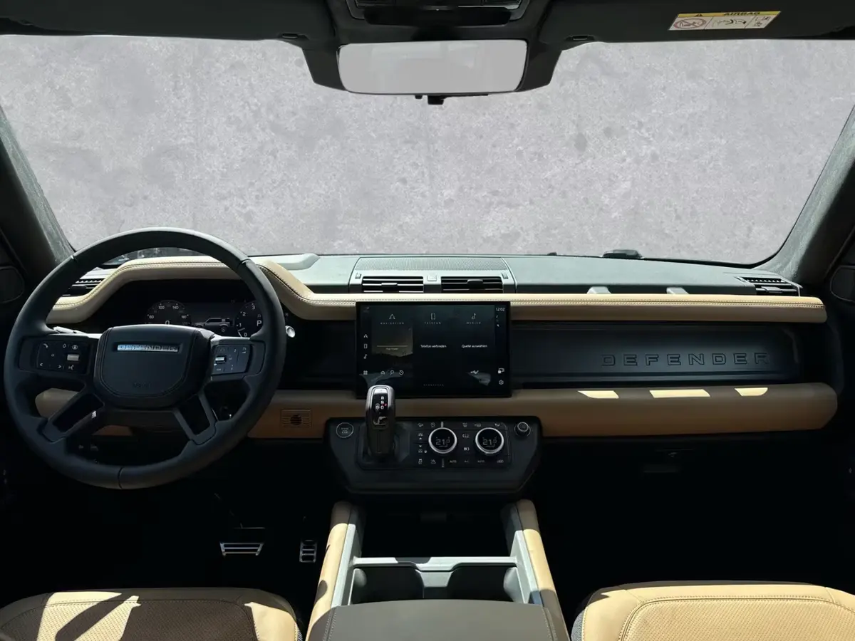 Land Rover Defender 2024, vue arrière — Geneva Luxury Car Rental, Genève. Land Rover Defender à Genève Le Land Rover Defender 2024 fait partie des SUV proposés à…