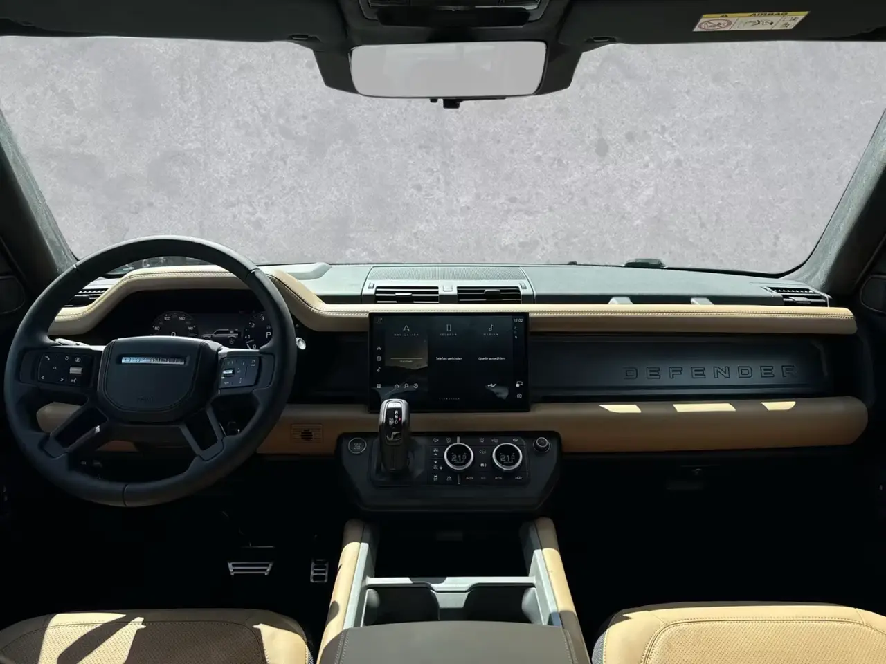 Land Rover Defender 2024, vue arrière — Geneva Luxury Car Rental, Genève. Land Rover Defender à Genève Le Land Rover Defender 2024 fait partie des SUV proposés à…