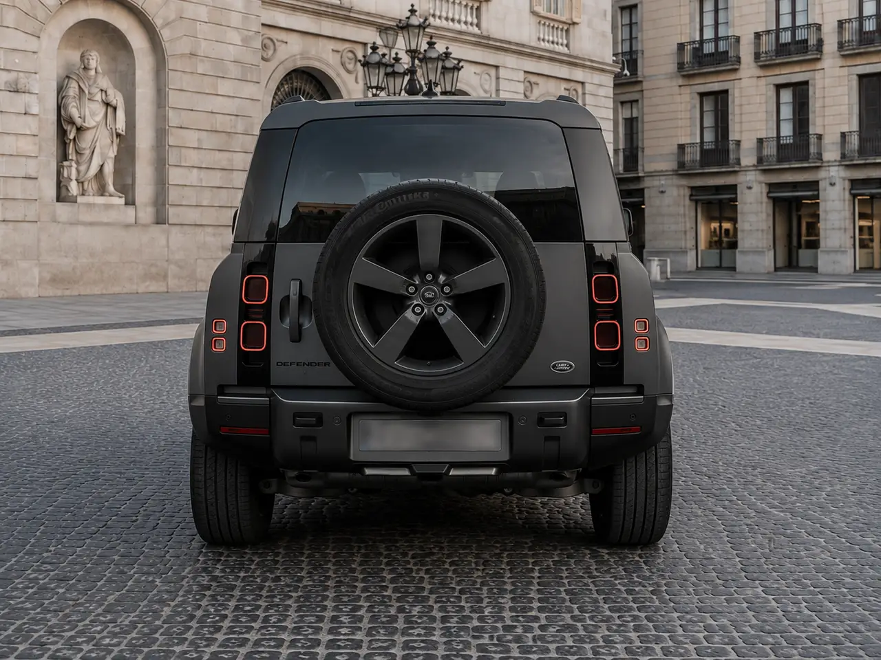 Land Rover Defender 2024, vue arrière — Geneva Luxury Car Rental, Genève. Land Rover Defender à Genève Le Land Rover Defender 2024 fait partie des SUV proposés à…