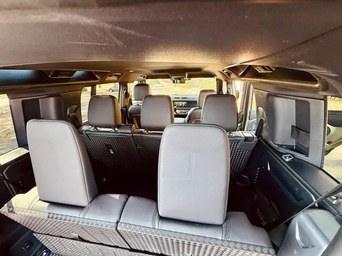 Land Rover Defender X-Dynamic 7 seater 2024, extérieur — Geneva Luxury Car Rental, Genève. Land Rover Defender X-Dynamic 7 seater à Genève Le Land Rover Defender X-Dynamic 7 seater…