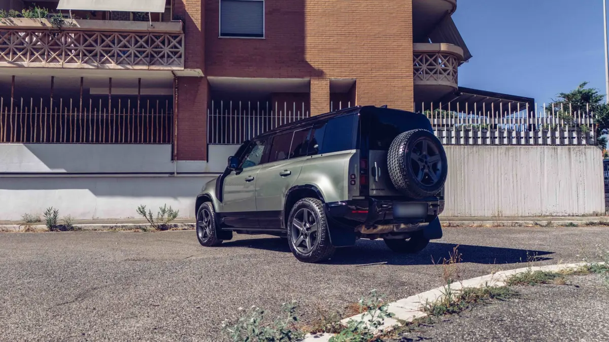 Land Rover Defender X-Dynamic 7 seater 2024, vue avant — Geneva Luxury Car Rental, Genève. Land Rover Defender X-Dynamic 7 seater à Genève Le Land Rover Defender X-Dynamic 7 seater…
