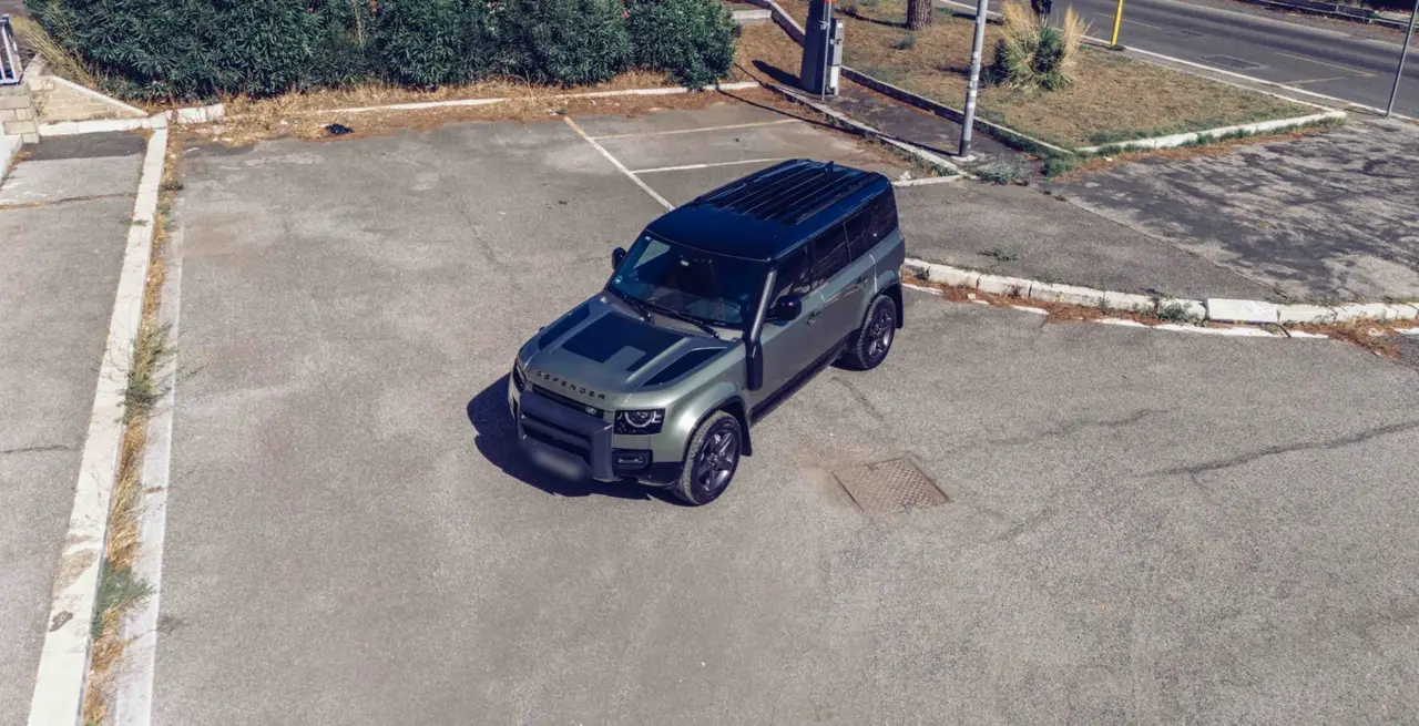 Land Rover Defender X-Dynamic 7 seater 2024, vue arrière — Geneva Luxury Car Rental, Genève. Land Rover Defender X-Dynamic 7 seater à Genève Le Land Rover Defender X-Dynamic 7 seater…