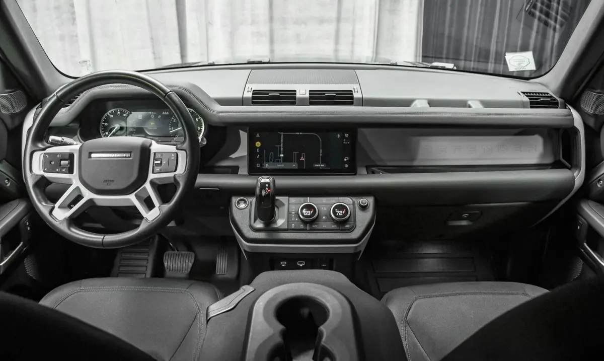 Land Rover Defender X-Dynamic 7 seater 2024, tableau de bord — Geneva Luxury Car Rental, Genève. Land Rover Defender X-Dynamic 7 seater à Genève Le Land Rover Defender X-Dynamic 7 seater…
