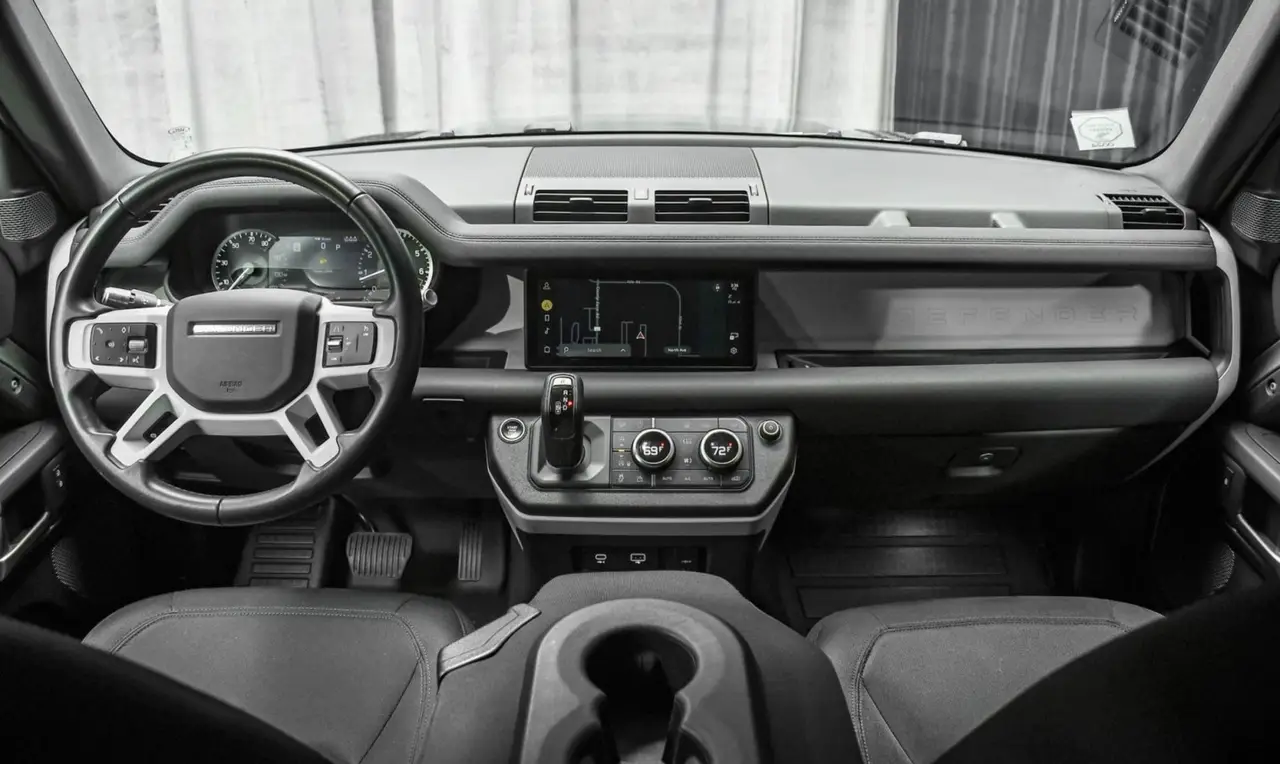 Land Rover Defender X-Dynamic 7 seater 2024, tableau de bord — Geneva Luxury Car Rental, Genève. Land Rover Defender X-Dynamic 7 seater à Genève Le Land Rover Defender X-Dynamic 7 seater…