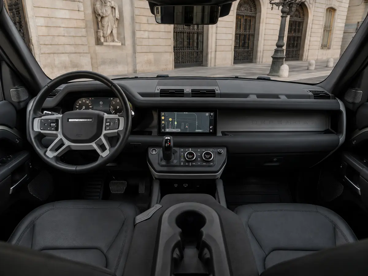 Land Rover Defender X-Dynamic 7 seater 2024, intérieur — Geneva Luxury Car Rental, Genève. Land Rover Defender X-Dynamic 7 seater à Genève Le Land Rover Defender X-Dynamic 7 seater…
