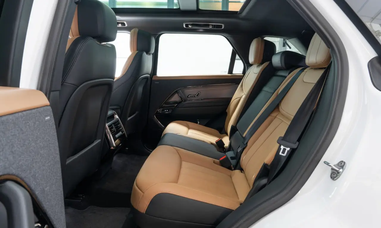 Land Rover Range Rover Sport 2025, profil latéral — Geneva Luxury Car Rental, Genève. Land Rover Range Rover Sport à Genève Le Land Rover Range Rover Sport 2025 est proposé à…