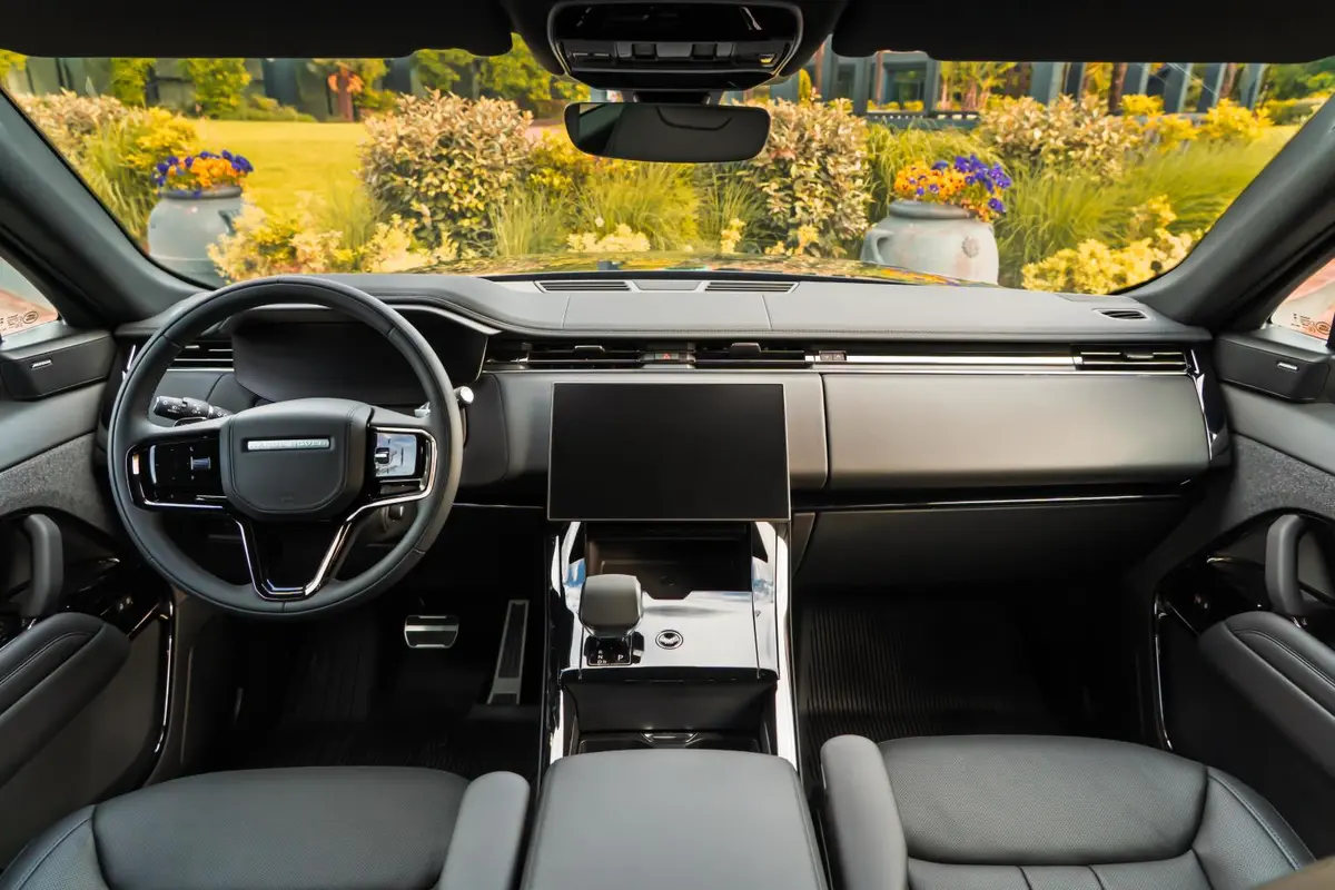 Land Rover Range Rover Sport Dynamic SE 2025, vue avant — Geneva Luxury Car Rental, Genève. Land Rover Range Rover Sport Dynamic SE à Genève Le Land Rover Range Rover Sport Dynamic…