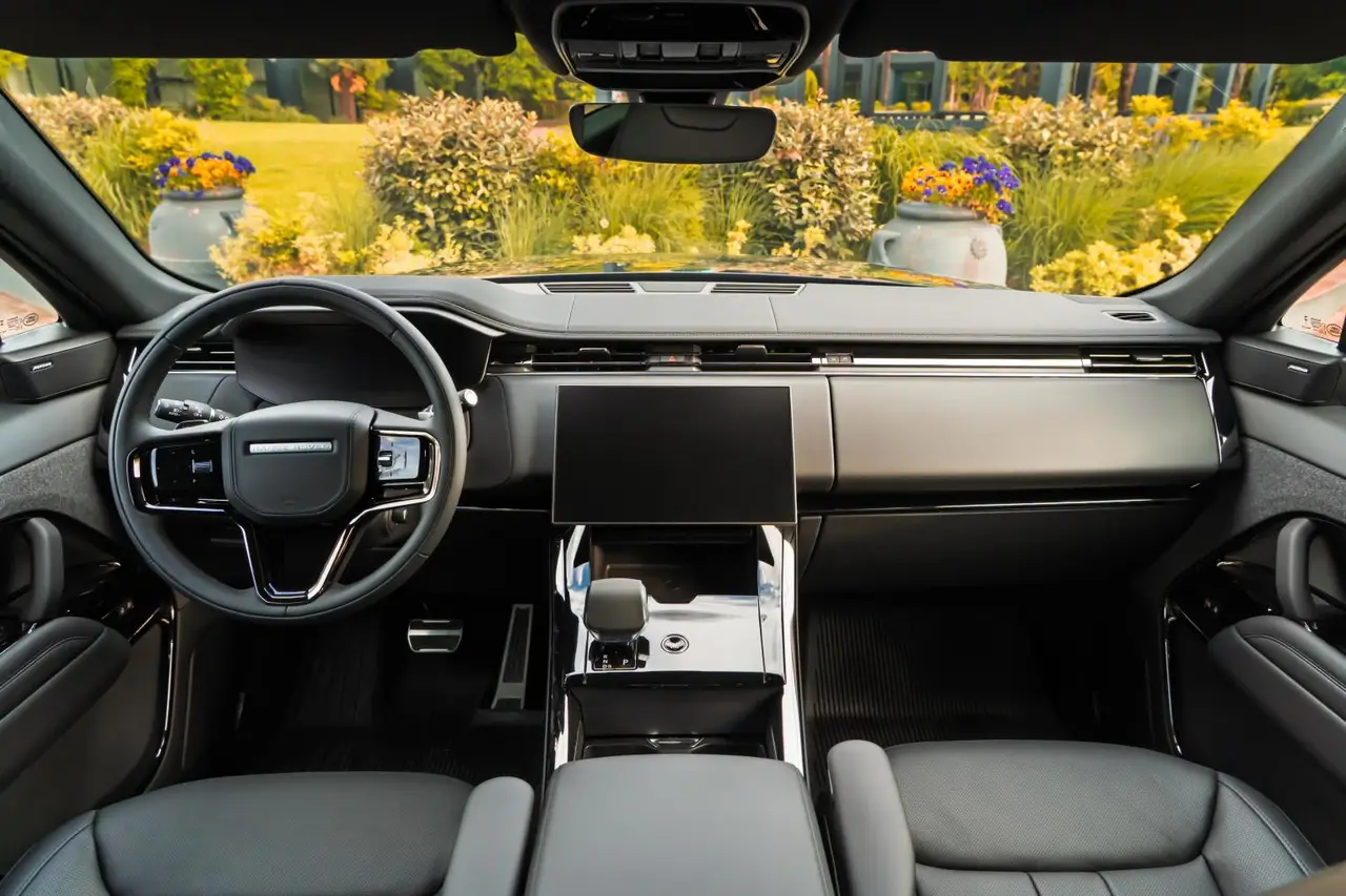 Land Rover Range Rover Sport Dynamic SE 2025, vue avant — Geneva Luxury Car Rental, Genève. Land Rover Range Rover Sport Dynamic SE à Genève Le Land Rover Range Rover Sport Dynamic…