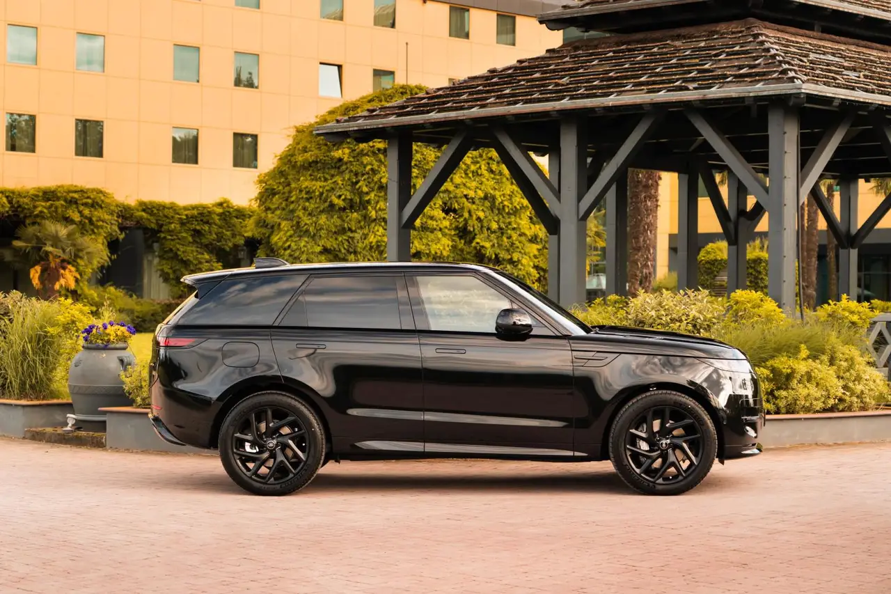 Land Rover Range Rover Sport Dynamic SE 2025, extérieur — Geneva Luxury Car Rental, Genève. Land Rover Range Rover Sport Dynamic SE à Genève Le Land Rover Range Rover Sport Dynamic…