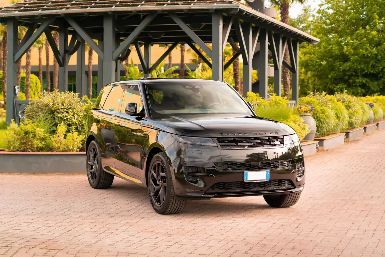 Land Rover Range Rover Sport Dynamic SE 2025, vue arrière — Geneva Luxury Car Rental, Genève. Land Rover Range Rover Sport Dynamic SE à Genève Le Land Rover Range Rover Sport Dynamic…