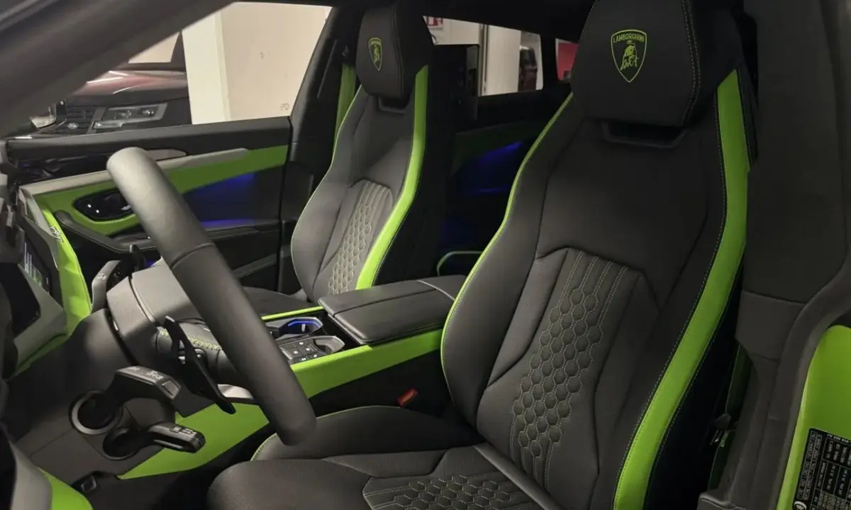 Land Rover Range Rover Sport Dynamic SE 2025, intérieur — Geneva Luxury Car Rental, Genève. Land Rover Range Rover Sport Dynamic SE à Genève Le Land Rover Range Rover Sport Dynamic…