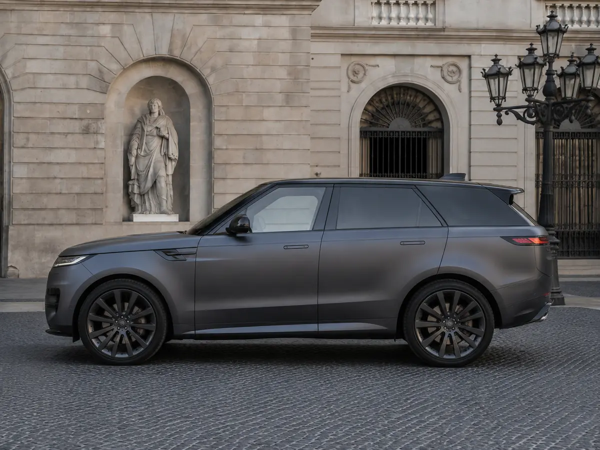Land Rover Range Rover Sport Dynamic SE 2025, extérieur — Geneva Luxury Car Rental, Genève. Land Rover Range Rover Sport Dynamic SE à Genève Le Land Rover Range Rover Sport Dynamic…