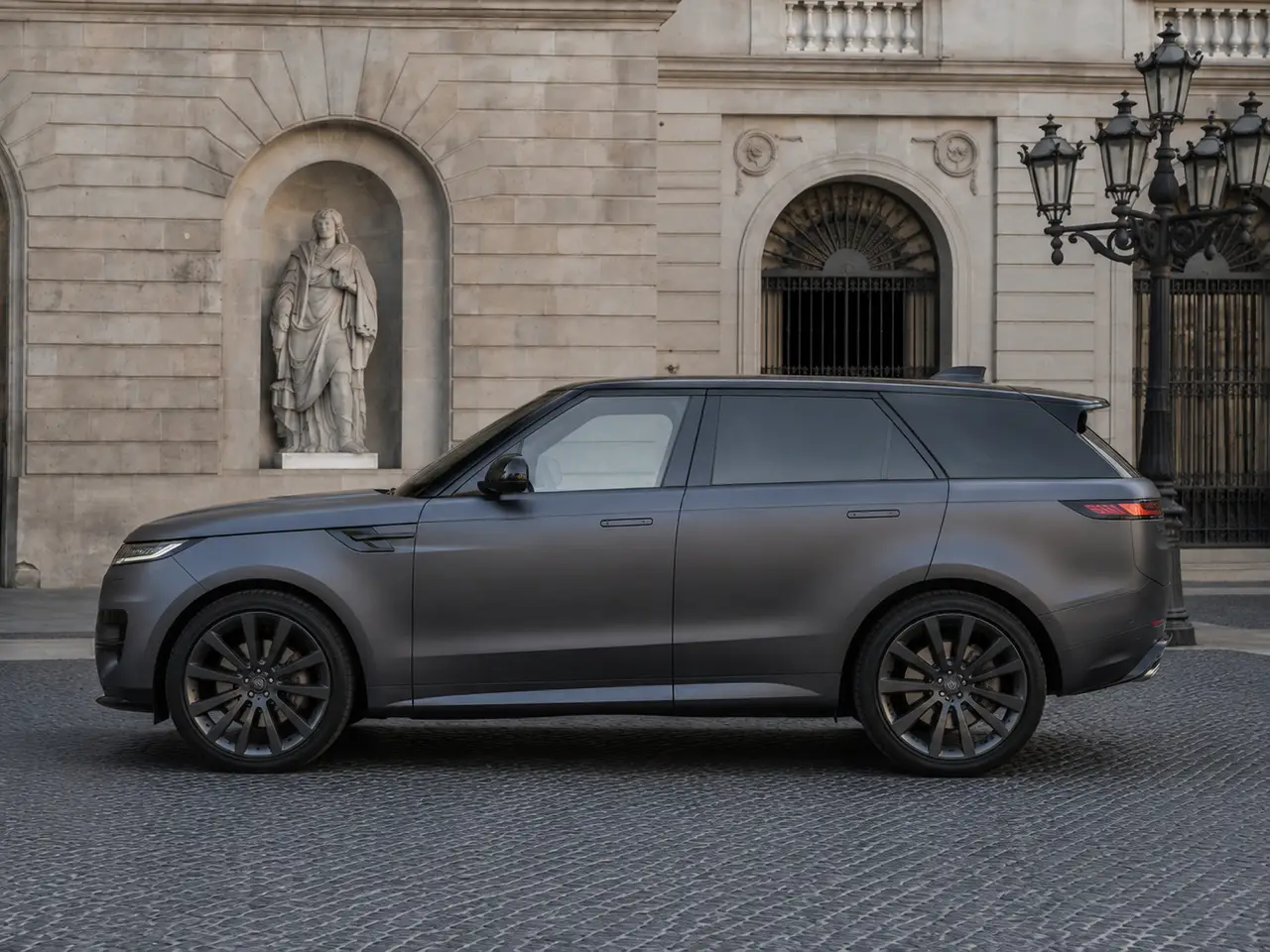 Land Rover Range Rover Sport Dynamic SE 2025, extérieur — Geneva Luxury Car Rental, Genève. Land Rover Range Rover Sport Dynamic SE à Genève Le Land Rover Range Rover Sport Dynamic…