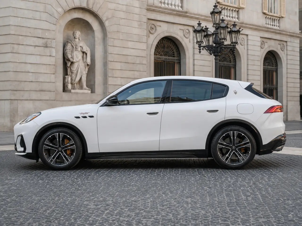 Maserati Grecale GT 2025, extérieur — Geneva Luxury Car Rental, Genève. Maserati Grecale GT à Genève Le Maserati Grecale GT 2025 fait partie des SUV proposés à…